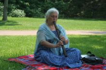 Carole avec sa flûte amérindienne